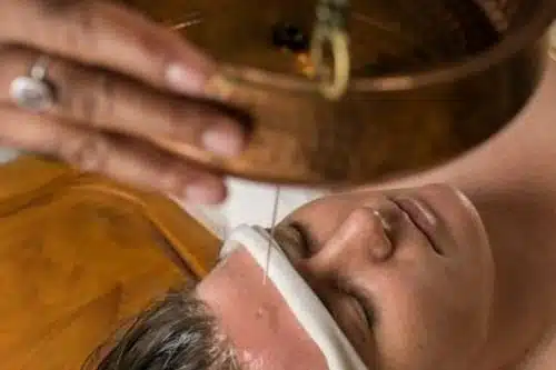 shirodhara kezelés - gyógyolaj csorgatása harmadik szemre